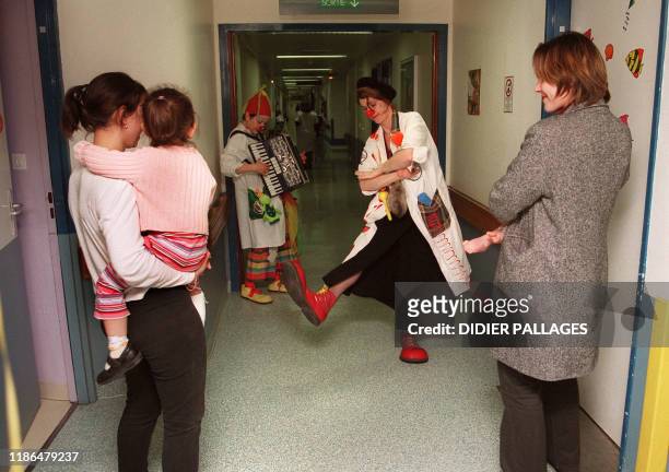 Coûcoû, un des docteurs de l'association Théodora, danse dans un couloir du service chirurgical de l'hôpital Robert Debré, le 12 février 2002 à...