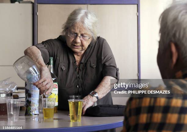 Des personnes âgées assisent autour d'une table, se rafraîchissent avec des boissons le 22 Août 2011 dans un foyer-logement pour personnes agées à...