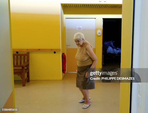 Grenoble, ville pilote de la gérontologie sociale, ne craint pas la canicule" - Une personne agée se déplace, le 07 juillet 2010 dans la maison de...