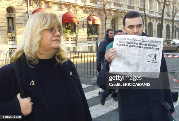 Olivier Duplessis, membre de l'Association Française des Transfusés, présente un article du Canard enchaîne alors qu'il arrive, le 10 février, au...