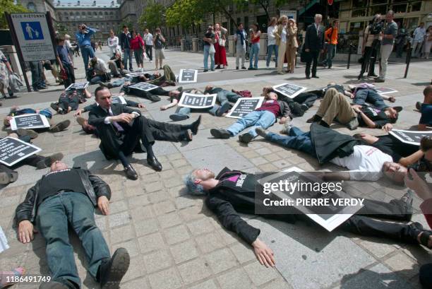 Des militants d'Act up manifestent en compagnie du président de l'association des victimes du sang contaminé Olivier Duplessis , le 18 juin 2003 sur...