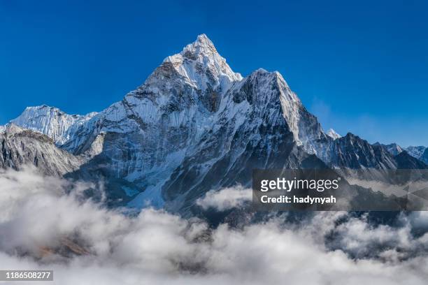 panorama del bellissimo monte ama dablam in himalaya, nepal - vetta foto e immagini stock