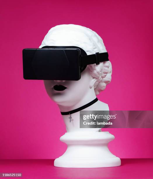 cyberpunk diosa griega usando cascovr - estatua griega fotografías e imágenes de stock