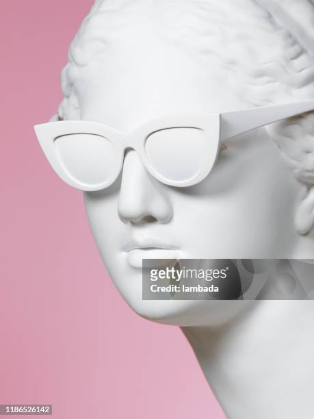 diosa griega con gafas de sol - statues greek fotografías e imágenes de stock