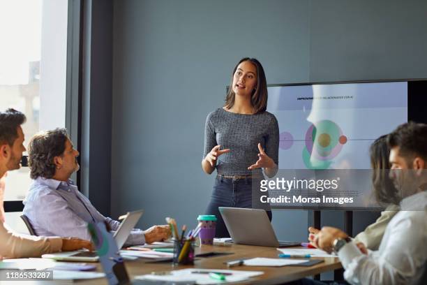 affärskvinna som ger presentation i mötet - speaking explaining young woman bildbanksfoton och bilder