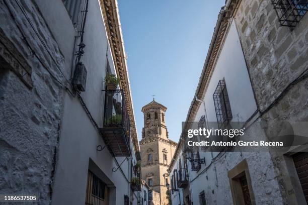 conde romanones street in baeza, jaen. cathedral tower - jaén fotografías e imágenes de stock