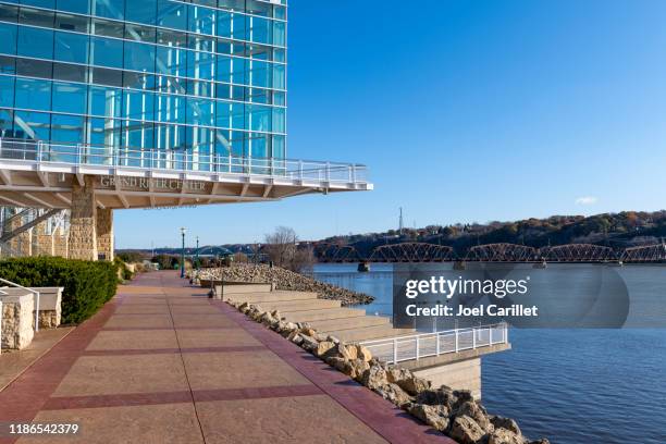 mississippi riverwalk en dubuque - dubuque fotografías e imágenes de stock