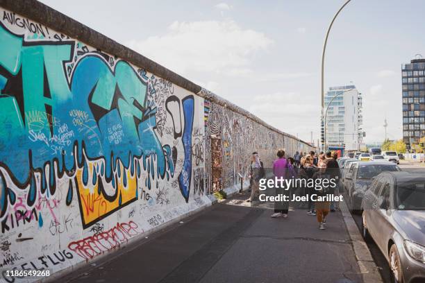 east side gallery teil der berliner mauer - berlin graffiti stock-fotos und bilder