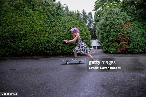 girl skateboarding in fancy dress on street - stunt person 個照片及圖片檔