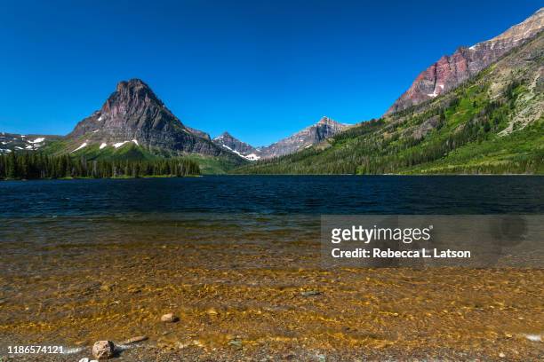 sinopah mountain and two medicine lake - lago two medicine montana - fotografias e filmes do acervo