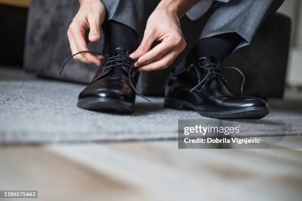 zapatos de corbata de hombre de negocios - shoelace fotografías e imágenes de stock