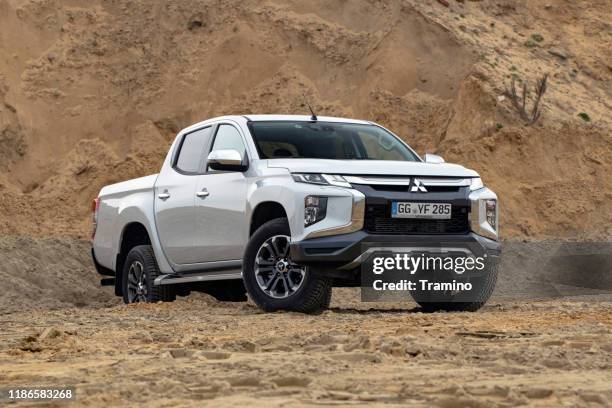 mitsubishi l200 en carretera sin hacer - mitsubishi group fotografías e imágenes de stock