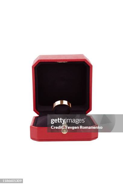 white gold engagement ring in a red jewellery box isolated on white background - caixa de joias imagens e fotografias de stock