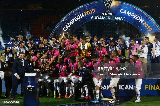 Players of Independiente del Valle receive the trophy from Alejandro Dominguez President Of CONMEBOL after winning the final of Copa CONMEBOL...