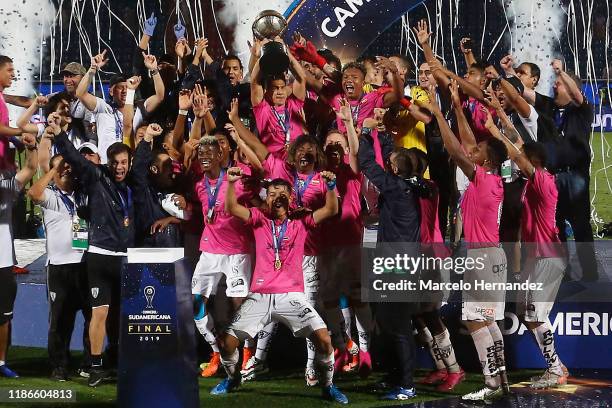 Efren Mera of Independiente del Valle and teammates lift the trophy after winning the final of Copa CONMEBOL Sudamericana 2019 between Colon and...