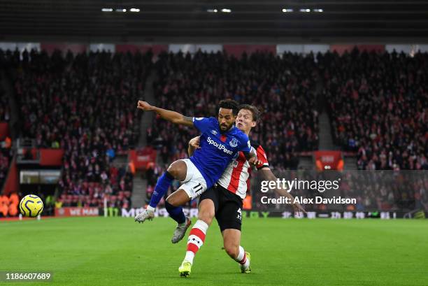 Theo Walcott of Everton holds off Jannik Vestergaard of Southampton during the Premier League match between Southampton FC and Everton FC at St...