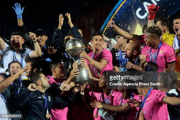 Efren Mera of Independiente lifts the trophy with teammates after winning the final of Copa CONMEBOL Sudamericana 2019 between Colon and...