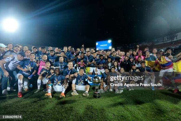 Efren Mera and Cristian Pellerano of Independiente del Valle slong with teamamtes celebrate with the trophy after winning the final of Copa CONMEBOL...