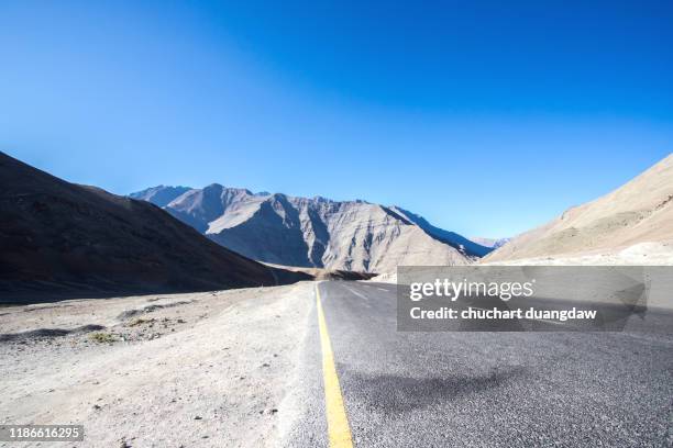 magnetic hill is a gravity hill in leh ladakh - magnetic hill ladakh photos et images de collection