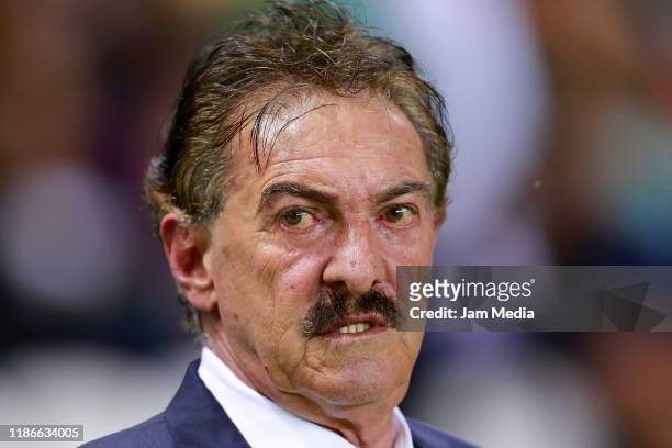 Ricardo Antonio La Volpe, Head Coach of Toluca looks on during the 18th round match between Leon and Toluca as part of the Torneo Apertura 2019 Liga...