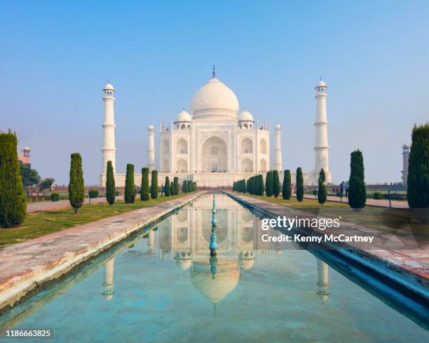 taj mahal reflecting pool - tadsch mahal stock-fotos und bilder