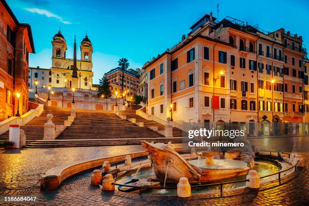 fontana della barcaccia en piazza di spagna con plaza de españa - roma fotografías e imágenes de stock