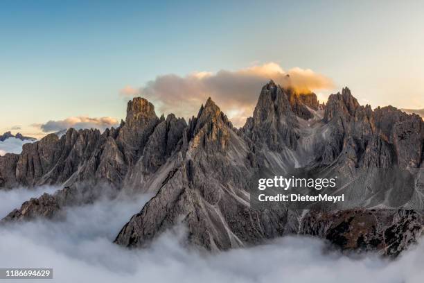 イタリアのアルプス - トレ・シメ・ディ・ラザレドの近くの山々の範囲。上から見る - alto adige italy ストックフォトと画像