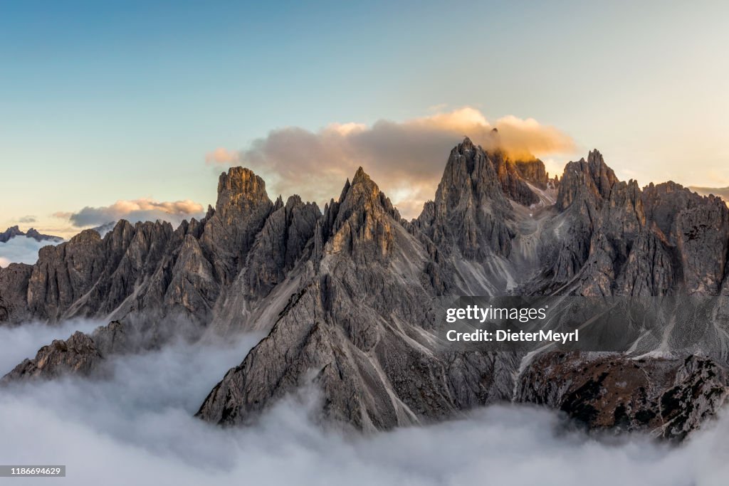 Italienska Alperna-bergskedjan i närheten av tre Cime di Lavaredo. Utsikt från ovan