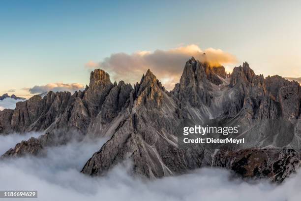 義大利阿爾卑斯山脈 - 拉瓦雷多附近的山脈。從上面查看 - unesco 個照片及圖片檔