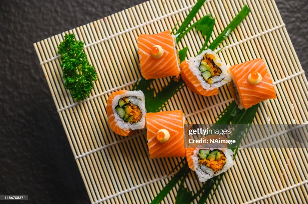 Leckere Sushi-Rolle japanisches Essen, Lachs-Menü japanische Küche
