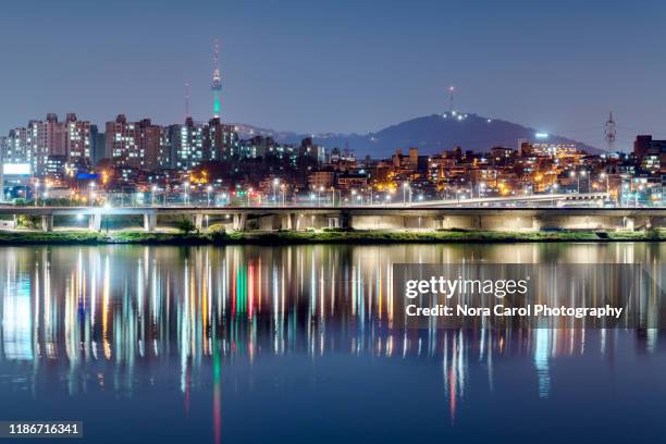 seoul night skyline and banpo bridge in hangang park - yeouido stock pictures, royalty-free photos & images