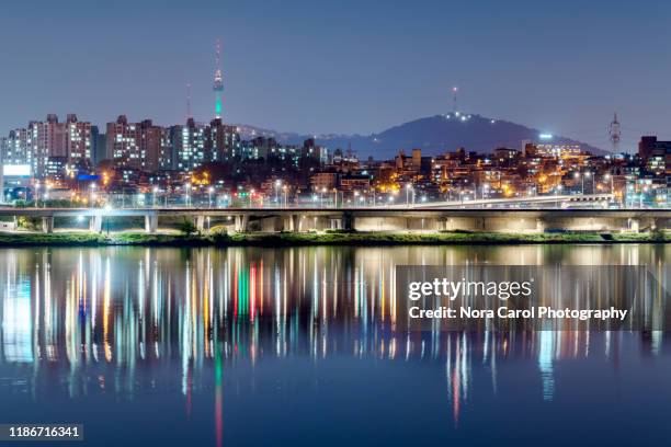seoul night skyline and banpo bridge in hangang park - yeouido imagens e fotografias de stock