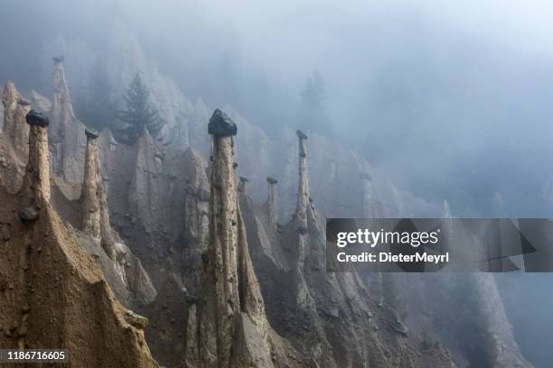 piramidi di terra in alto adige, platten, italia - pyramid foto e immagini stock