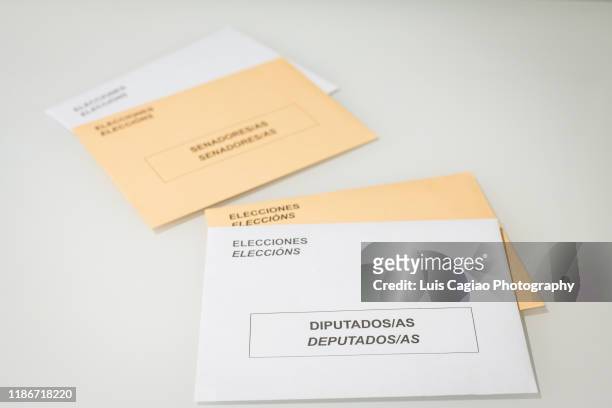voting envelopes - elections fotografías e imágenes de stock