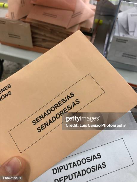 voting envelopes - eleição imagens e fotografias de stock