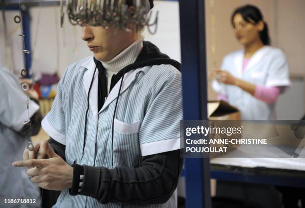 Des détenues de la prison pour femmes des Baumettes travaillent dans un atelier de montage de composants d'électrovannes de la prison pour le compte...