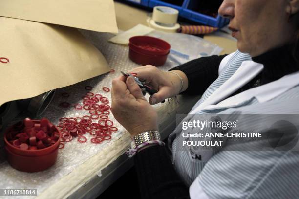 Des détenues de la prison pour femmes des Baumettes travaillent dans un atelier de la prison pour le compte d'une entreprise privée, le 28 novembre...