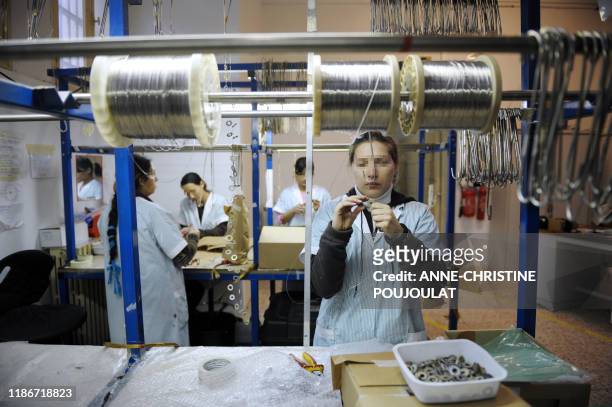 Des détenues de la prison pour femmes des Baumettes travaillent dans un atelier de montage de composants d'électrovannes de la prison pour le compte...