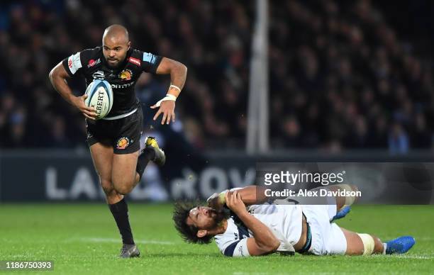 Tom O'Flaherty of Exeter Chiefs avoids the tackle of Steven Luatua of Bristol Bears during the Gallagher Premiership Rugby match between Exeter...