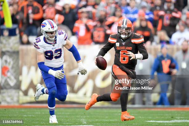 Defensive end Trent Murphy of the Buffalo Bills tries to catch quarterback Baker Mayfield of the Cleveland Browns during the first half at...