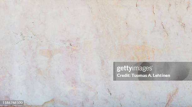 close-up of an aged and cracked smooth natural marble stone wall or flooring. high resolution full frame textured background. - couleur atténuée photos et images de collection