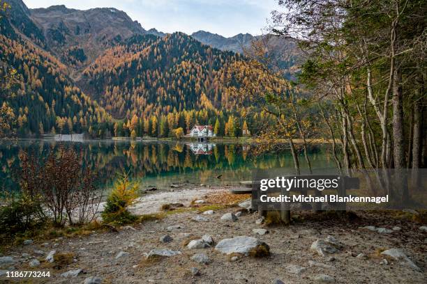 romantischer see, dolomiten, südtirol, italien, europa - colorful sunset stock-fotos und bilder