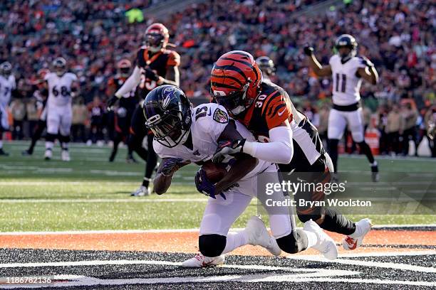 Marquise Brown of the Baltimore Ravens catches a touchdown during the NFL football game against the Cincinnati Bengals at Paul Brown Stadium on...