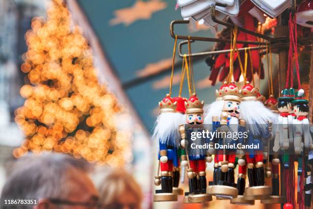 marienplatz christmas market, munich - christkindlmarkt stock-fotos und bilder