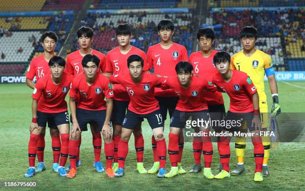 Team Korea pose for a group photo during the quarterfinal match between Korea Republic and Mexico in the FIFA U-17 World Cup Brazil at Estadio Kleber...