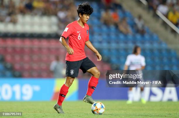 Sukju Yoon of Korea Republic controls the ball during the quarterfinal match between Korea Republic and Mexico in the FIFA U-17 World Cup Brazil at...