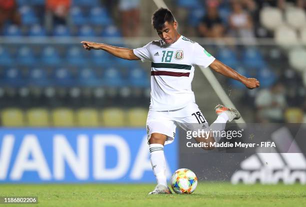 Efrain Alvarez of Mexico in action during the quarterfinal match between Korea Republic and Mexico in the FIFA U-17 World Cup Brazil at Estadio...