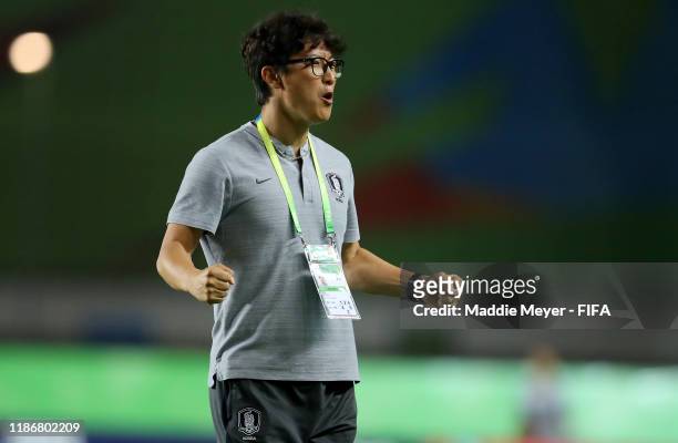 Head coach Jung Soo Kim of Korea Republic reacts during the quarterfinal match between Korea Republic and Mexico in the FIFA U-17 World Cup Brazil at...