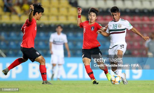 Efrain Alvarez of Mexico in action against Jaehyeok Oh of Korea Republic during the quarterfinal match between Korea Republic and Mexico in the FIFA...