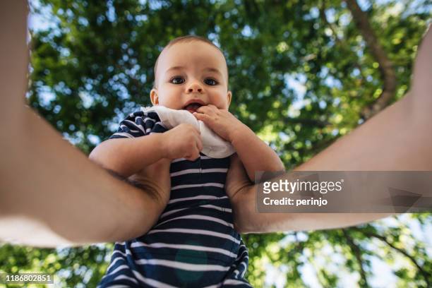 neugierige kleine junge - baby pov stock-fotos und bilder